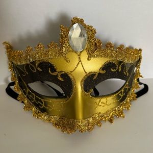 Gold sparkly Halloween mask!